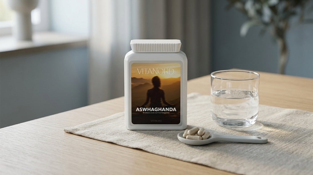 Ashwagandha-burk med uppradade kapslar och ett vattenglas på ett ekbord