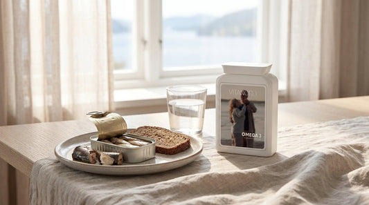 Frukostbord med sardiner och rågbröd bredvid en burk VitaNord Omega-3
